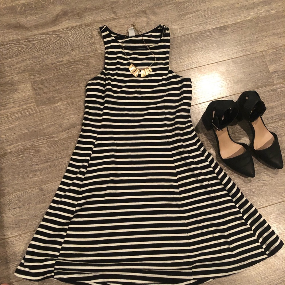 Old Navy, size m, black and white stripe.